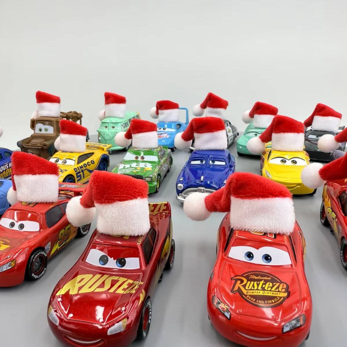 Disney Cars “Christmas Hat Series” Lightning McQueen Alloy Racing Toy – Festive Board-Teeth Design